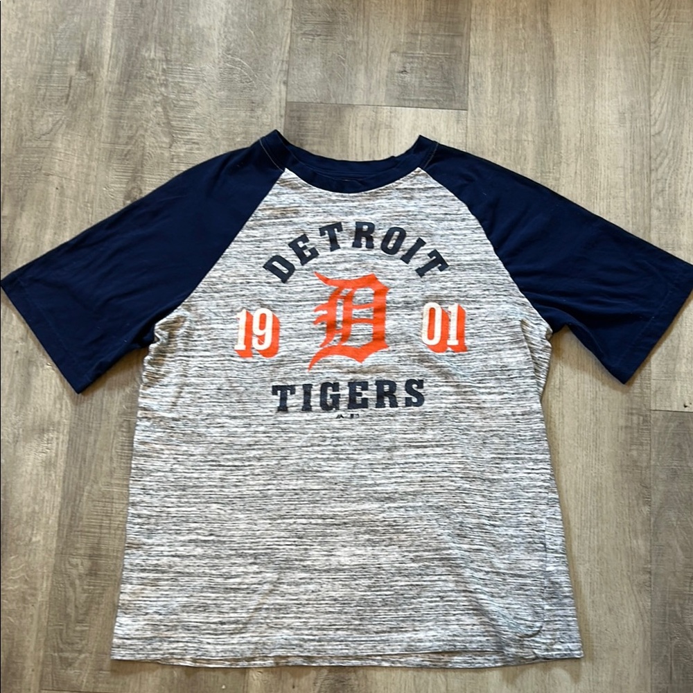 Detroit Tigers Baseball tee with Vintage D logo Sz Medium
